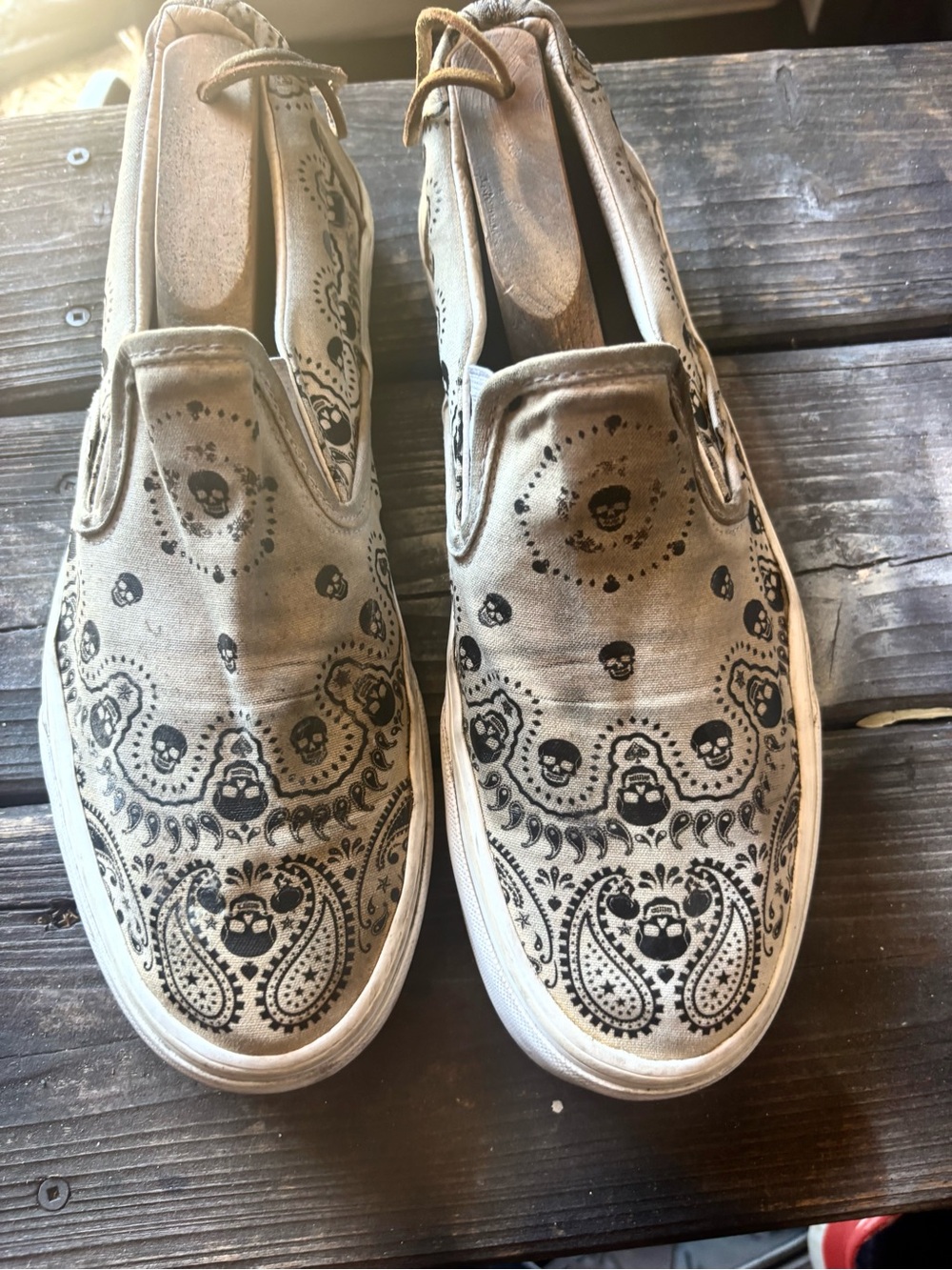 Vans slip on shoes with skull design #skateboarding #vans M 10.5